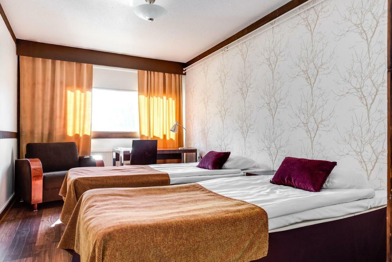 Hotel Kaeenpesae Ylivieska Bagian luar foto
