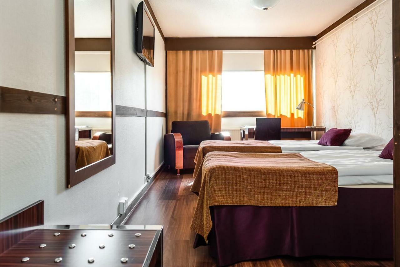Hotel Kaeenpesae Ylivieska Bagian luar foto